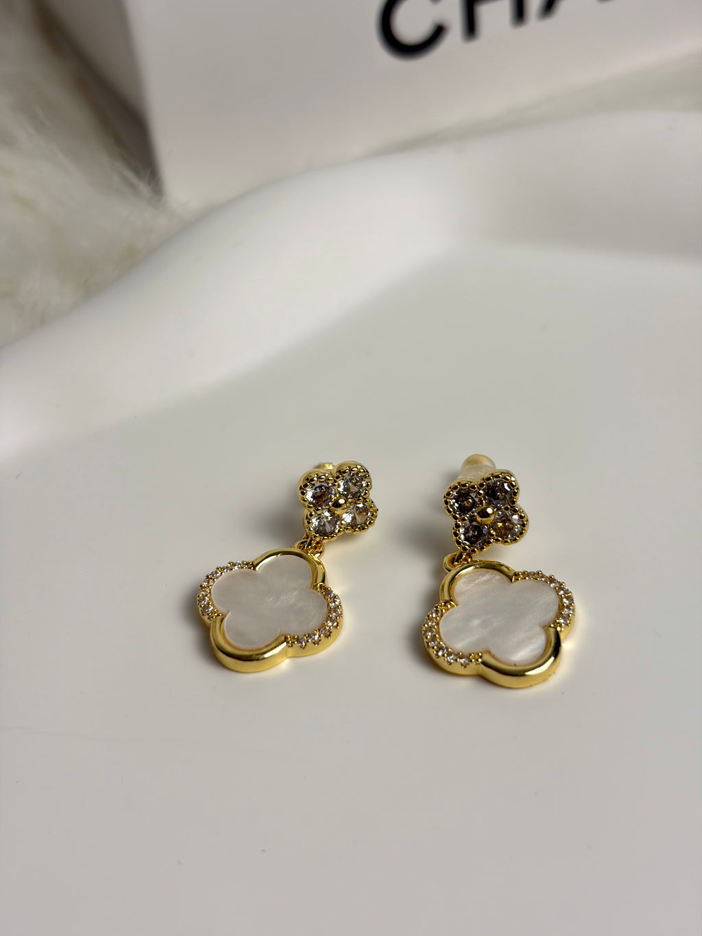 The Clover Radiance Set - White