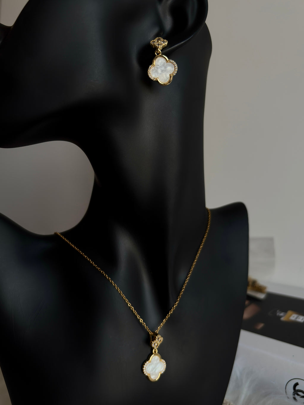 The Clover Radiance Set - White